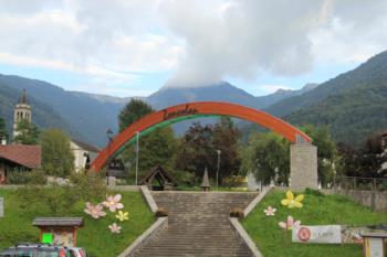 The arch located in Ovaro to mark the beginning of the climb 